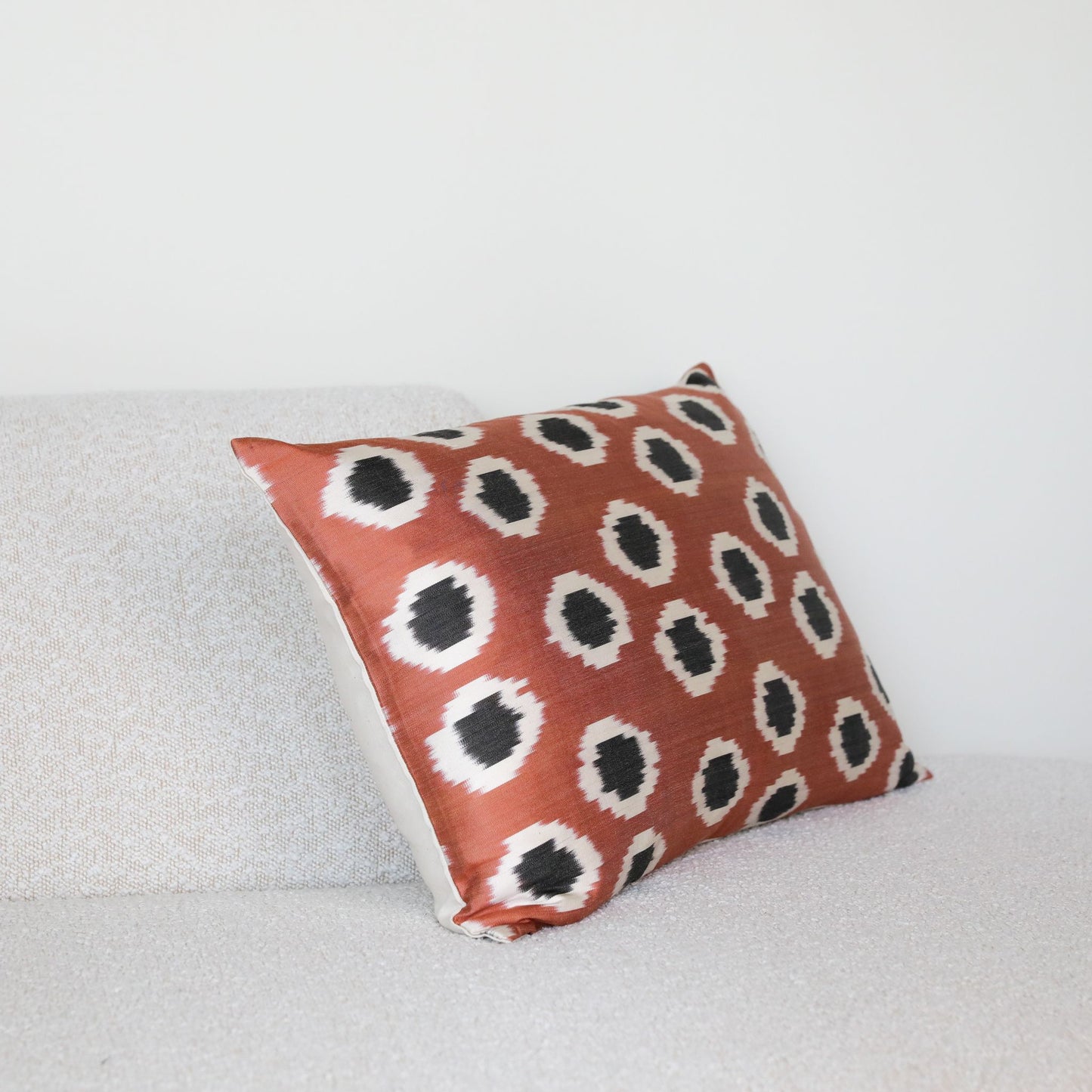 Terracotta stippen fluwelen ikat kussensloop