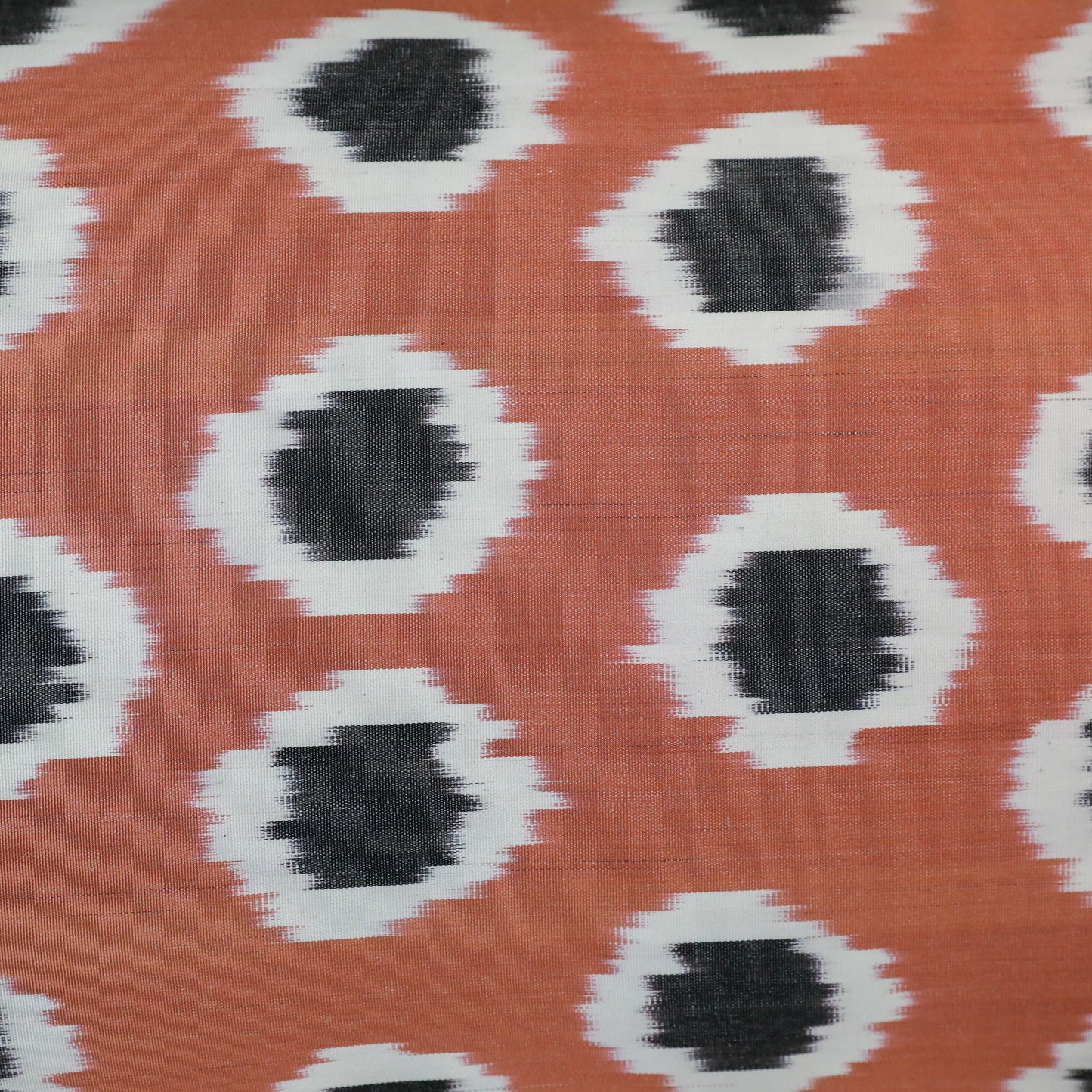 Terracotta stippen fluwelen ikat kussensloop